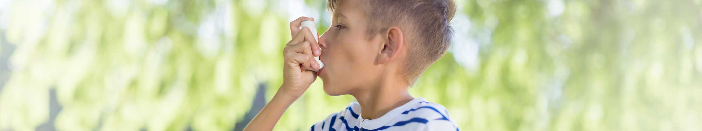 Junge mit Asthmainhalator
